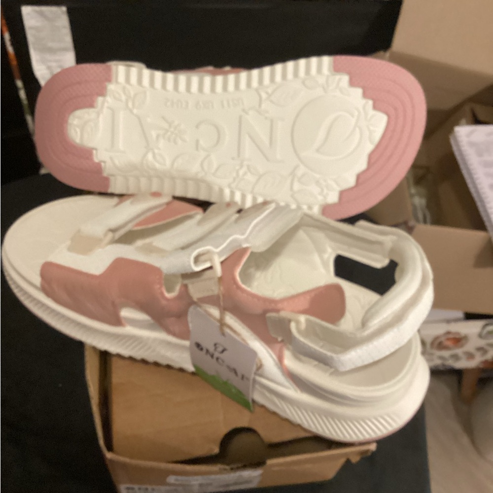 NWT Women’s hiking sandals with arch support  Size11  Pink/white
